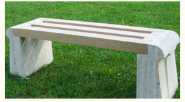 Steinbank mit Holzsitzfläche - Steinmetzarbeit aus dem Landkreis Traunstein
