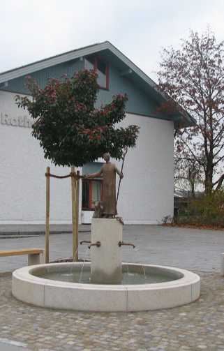 Rathausbrunnen von Steinmetz und Bildhauer Rutkowski im Landkreis Traunstein