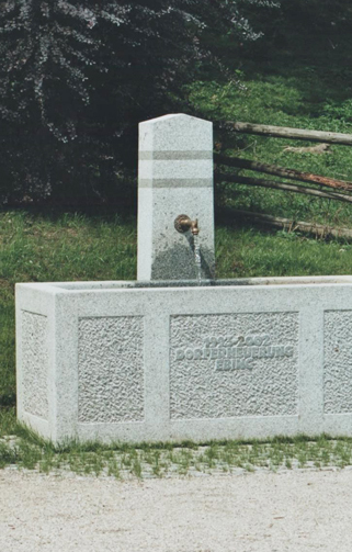 Brunnen aus Stein von Steinmetz und Bildhauer Rutkowski in Trostberg